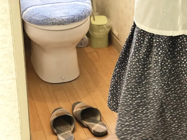 頻尿な女性がトイレにいる